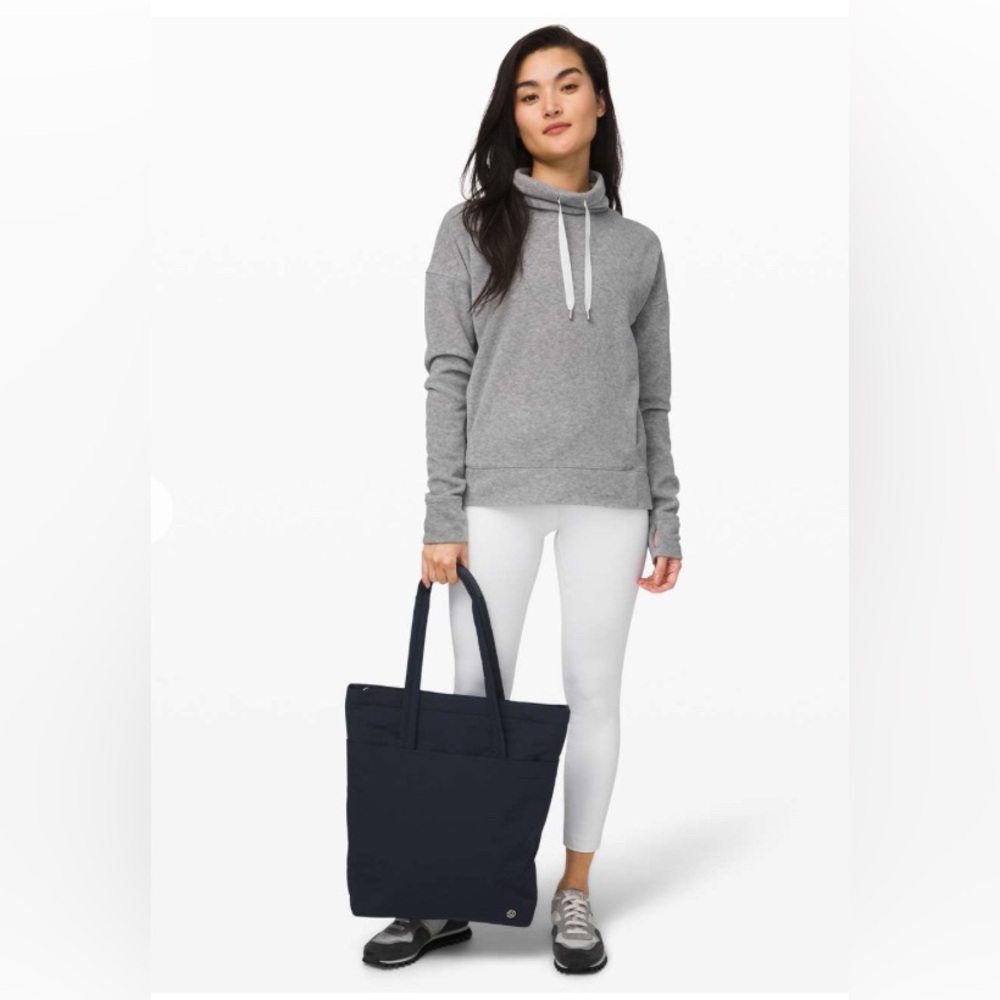 🇨🇦 Lululemon Athletica On My Level Tote 12L
True Navy